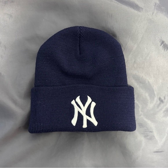 NEW YORK YANKEES NY White Logo Navy Blue Knit Beanie Unisex